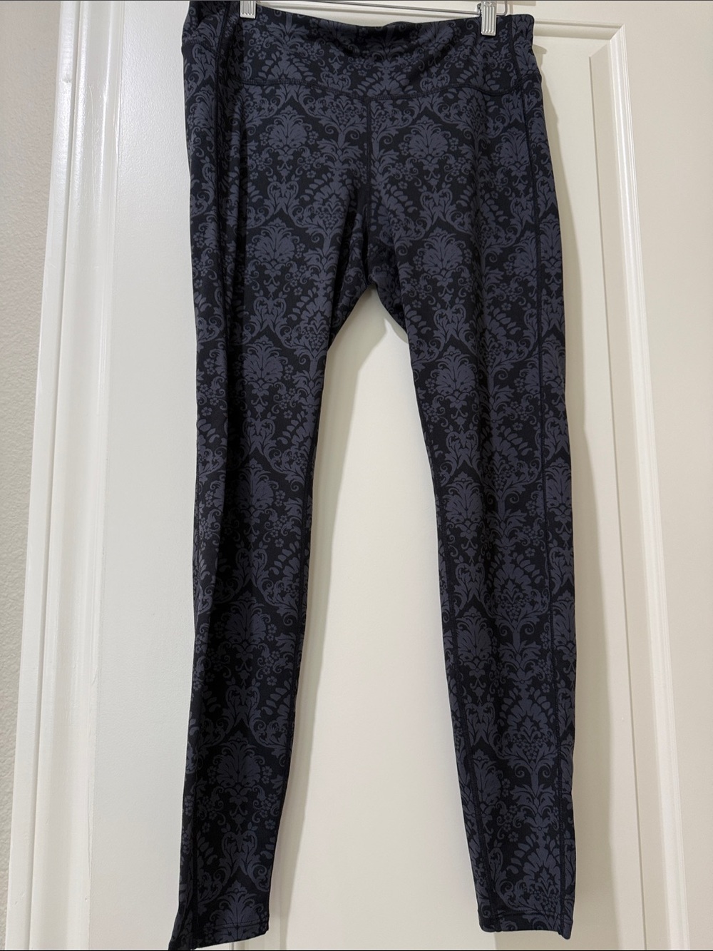 Athleta Damask Chaturanga Print Leggings (L); Black and Grey